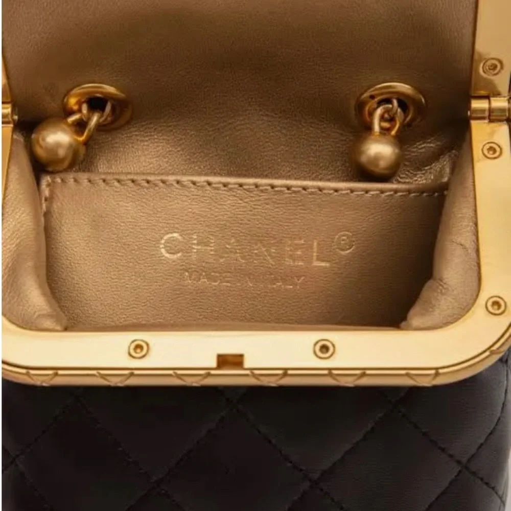 Chanel lamb kiss lock crossbody or bag Italy so soft like butter hard to find - Picture 9 of 10